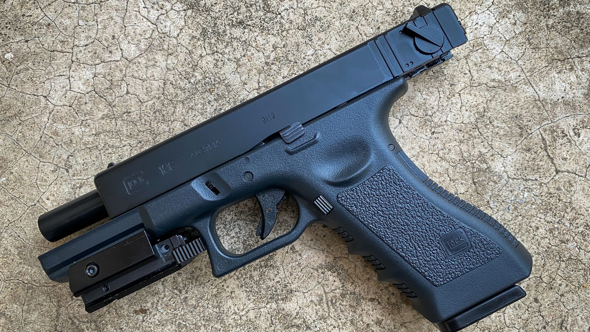 Eine Pistole vom Typ Glock 18C (Symbolbild): In Basel hat sich ein Mann bei einer Runde russisch Roulette durch den Kopf geschossen.