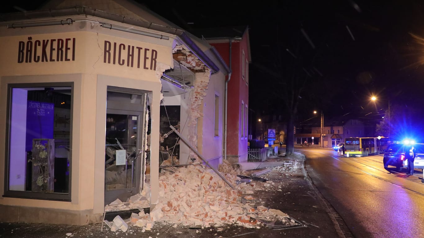 Die zerstörte Bäckerei: Ein Bus ist in der Nacht in den Laden gekracht.