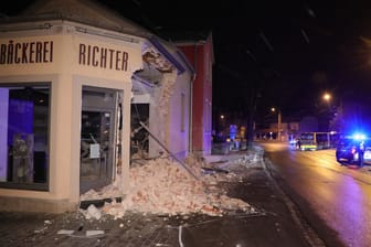Die zerstörte Bäckerei: Ein Bus ist in der Nacht in den Laden gekracht.