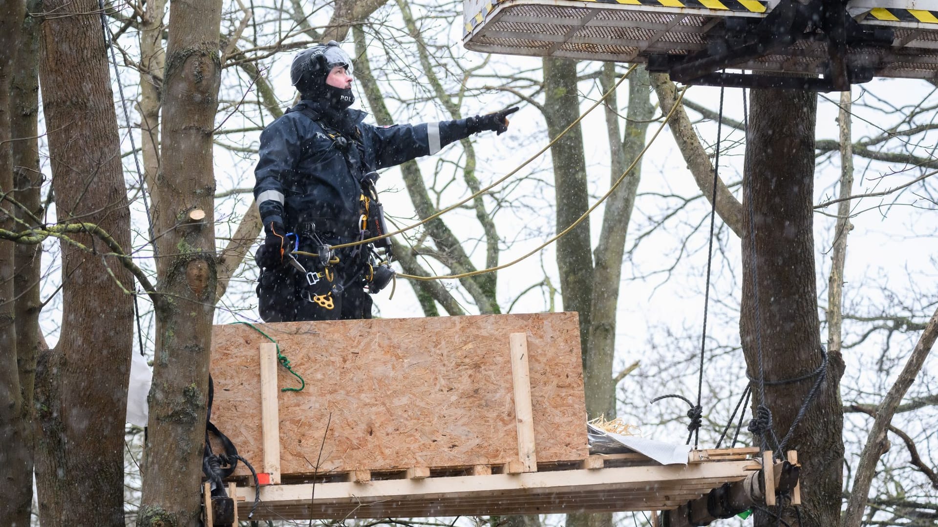 Ein Polizist steht auf einem geräumten Baumhaus am Südschnellweg: Unter anhaltenden Protesten hat die Polizei die Räumung von zwei Baumhäusern für den umstrittenen Ausbau des Südschnellwegs in Hannover vorbereitet. Ein Polizist steht auf einem geräumten Baumhaus am Südschnellweg: Unter anhaltenden Protesten hat die Polizei die Räumung von zwei Baumhäusern für den umstrittenen Ausbau des Südschnellwegs in Hannover vorbereitet.