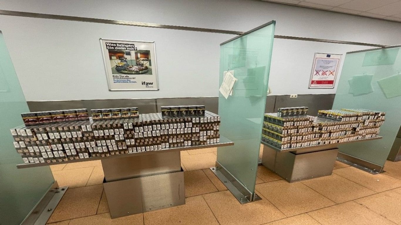 Hamburg Flughafen: Vor circa zwei Wochen versuchte eine Frau, 158 Stangen Zigaretten unversteuert nach Deutschland einzuführen.