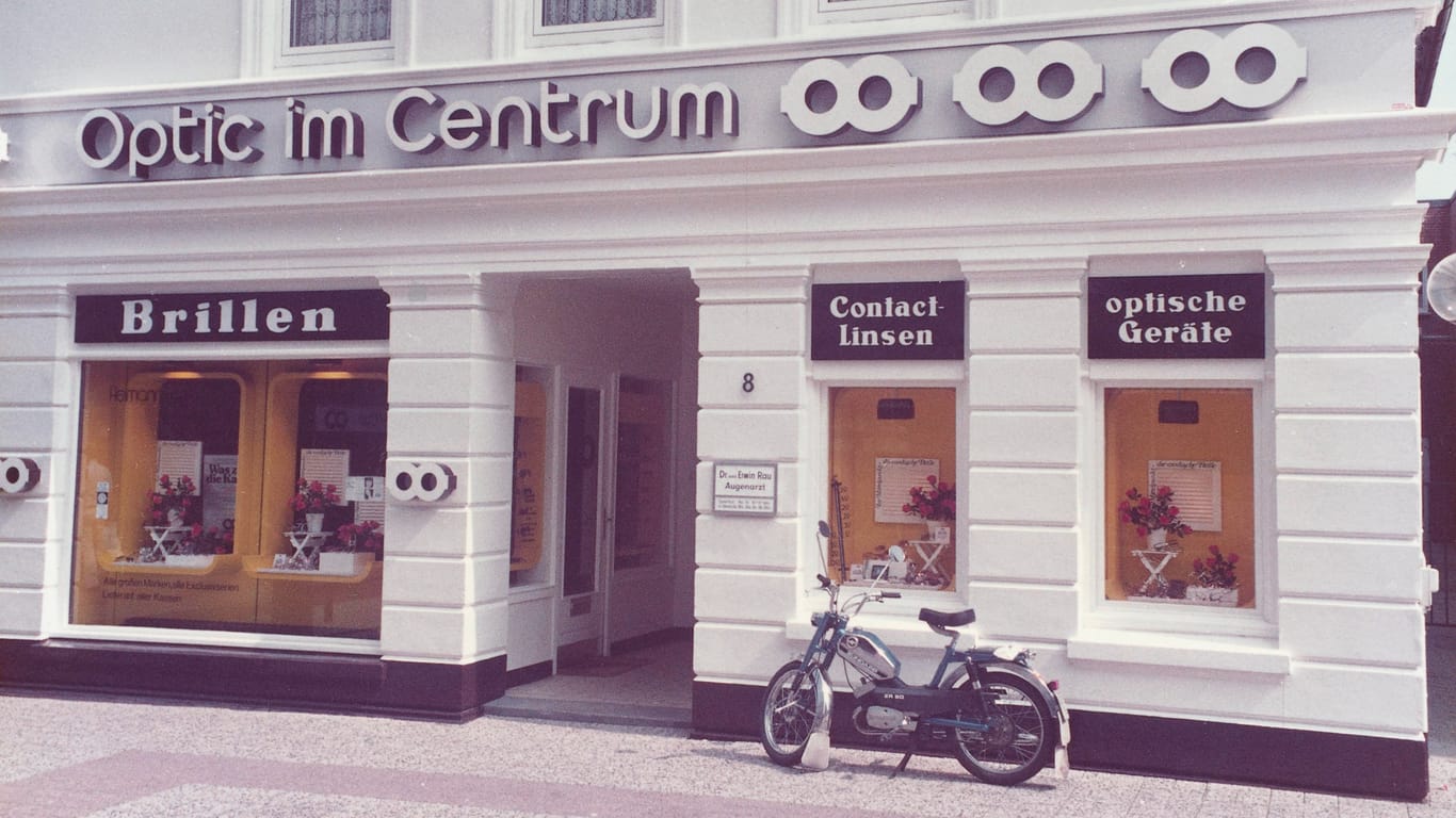 Erste Fielmann-Filiale in Cuxhaven (Archivbild): Der Standort ist bis heute derselbe, über die Jahre passierte dort aber einiges.