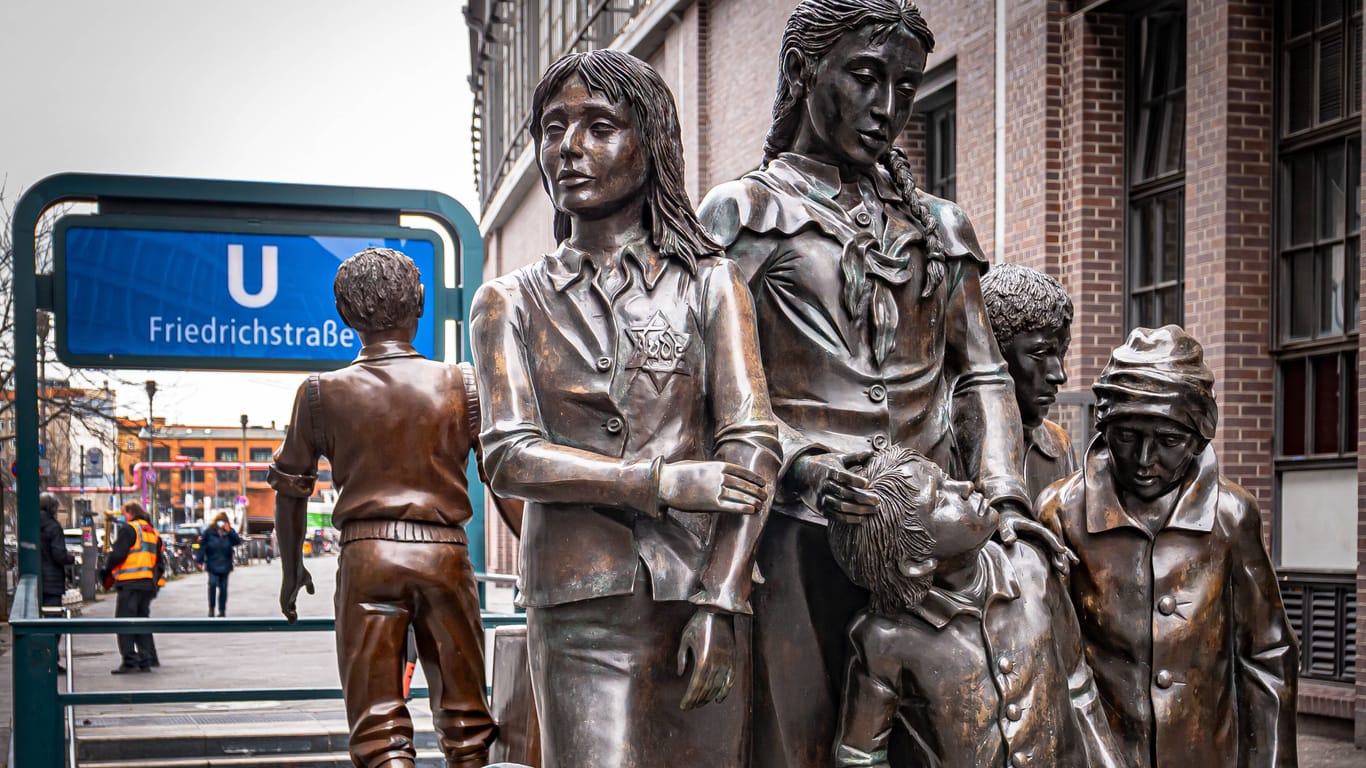 In Berlin-Mitte steht ein Denkmal zur Erinnerung an Kindertransporte während der NS-Zeit. Das wurde von Unbekannten beschmiert.