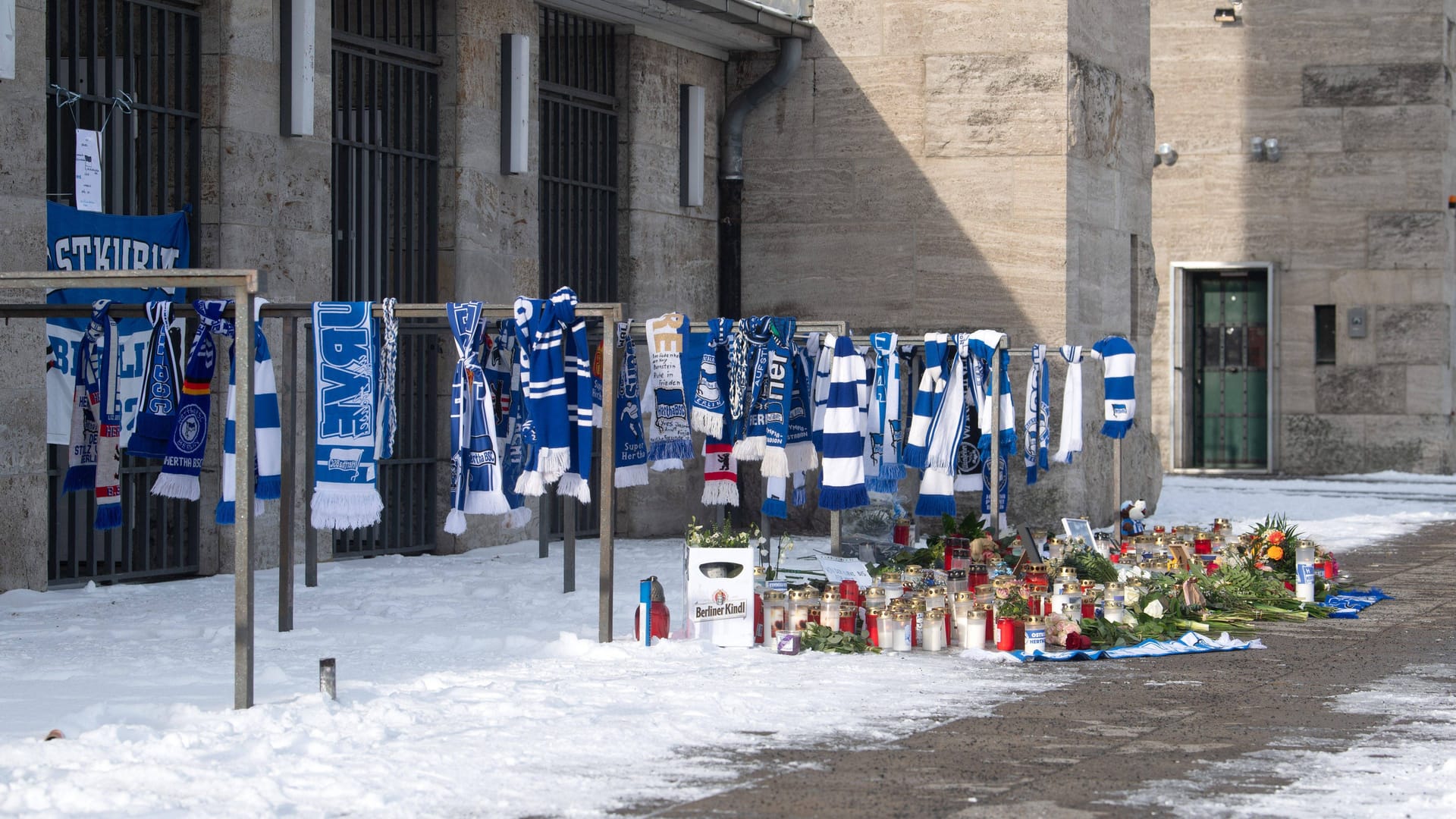 Der Eingang am Osttor des Olympiastadions nach dem Tod Kay Bernsteins.