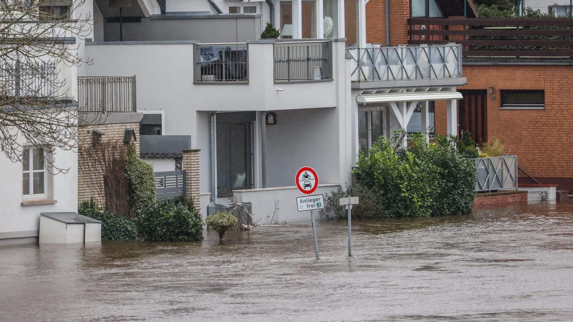 Das Hochwasser der Aller steht direkt vor den Häusern der Altstadt von Verden (Archivfoto): Wenn Besitzer von Gebäuden nun wieder zurückkehren, gibt es einiges zu beachten.