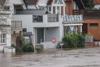 Das Hochwasser der Aller steht direkt vor den Häusern der Altstadt von Verden (Archivfoto): Wenn Besitzer von Gebäuden nun wieder zurückkehren, gibt es einiges zu beachten.