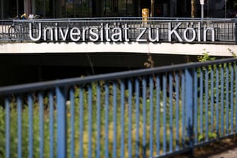Der Schriftzug "Universität Köln" ist an einer Überführung zu lesen (Symbolbild): Die Uni ist mit einem Hausverbot gescheitert.