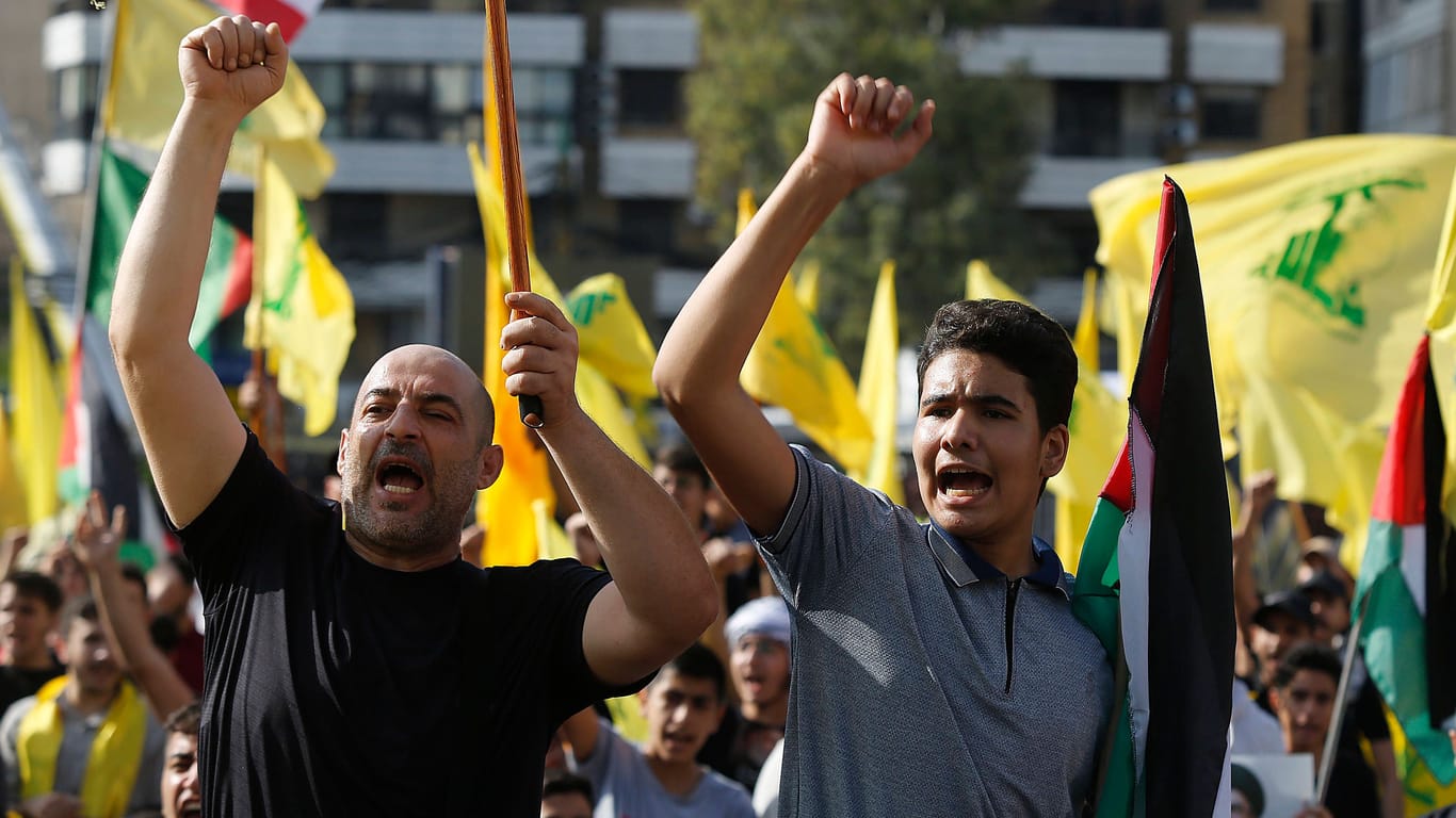 Hisbollah-Anhänger bei einer Trauerfeier für getötete Kämpfer: In Deutschland gilt die Organisation als terroritisch.