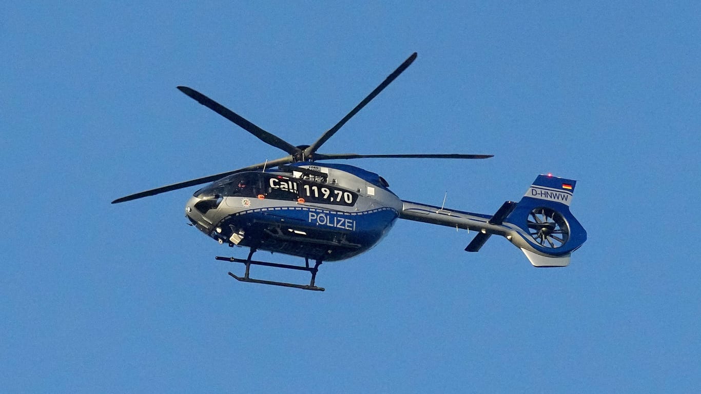 Polizei-Helikopter in der Luft (Symbolfoto): Bei Leverkusen suchte ein Heli eine flüchtige Person.