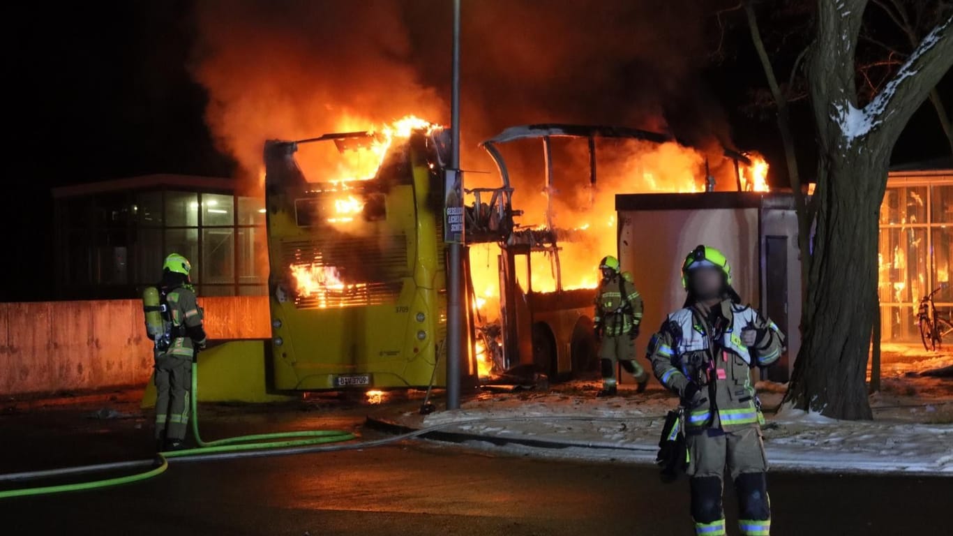 Die Feuerwehr im Einsatz: An dem Bus entstand Totalschaden.