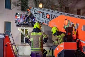Feuerwehreinsatz (Symbolfoto): Mehrere Wohnungen sind nach einem Brand in einem Wilhelmshavener Mehrfamilienhaus unbewohnbar.