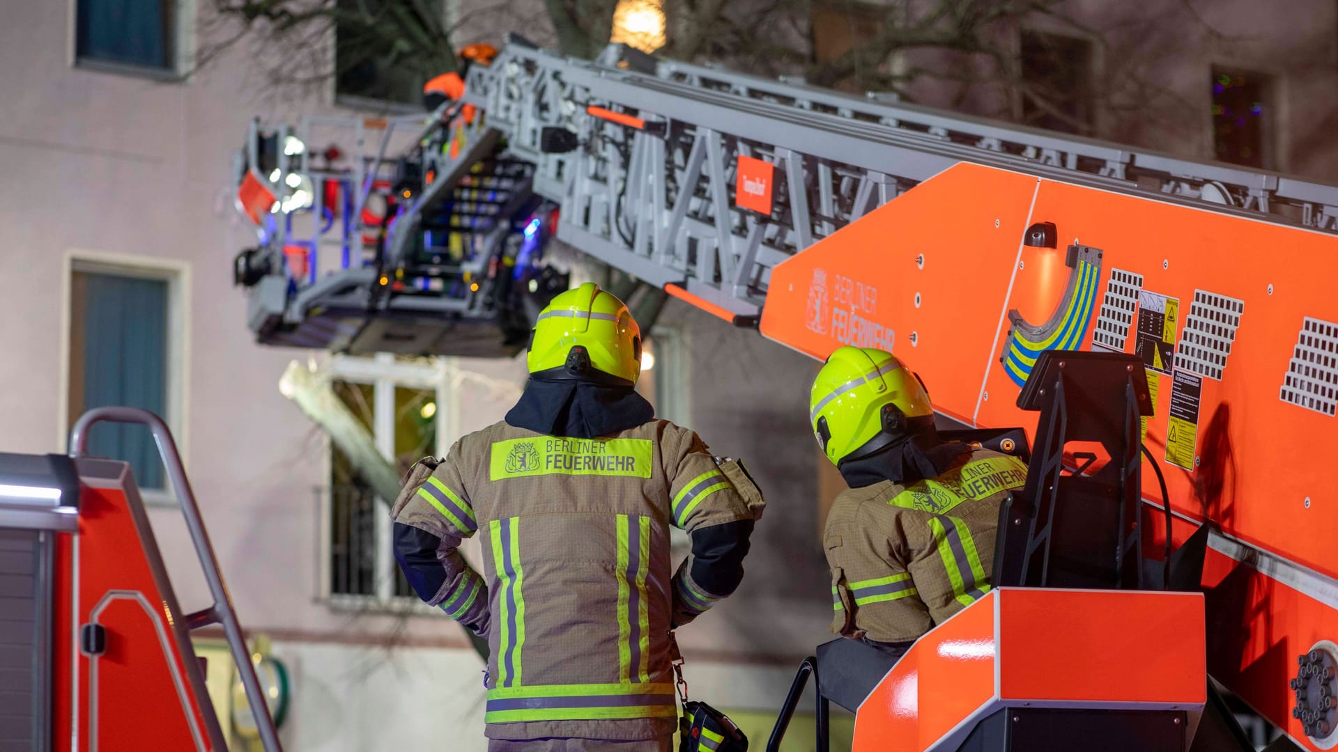 Feuerwehreinsatz (Symbolfoto): Mehrere Wohnungen sind nach einem Brand in einem Wilhelmshavener Mehrfamilienhaus unbewohnbar. Feuerwehreinsatz (Symbolfoto): Mehrere Wohnungen sind nach einem Brand in einem Wilhelmshavener Mehrfamilienhaus unbewohnbar.