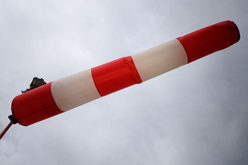 Ein Windsack zeigt an, in welche Richtung der Wind weht (Symbolbild): In Niedersachsen wird es am Mittwoch stürmisch.