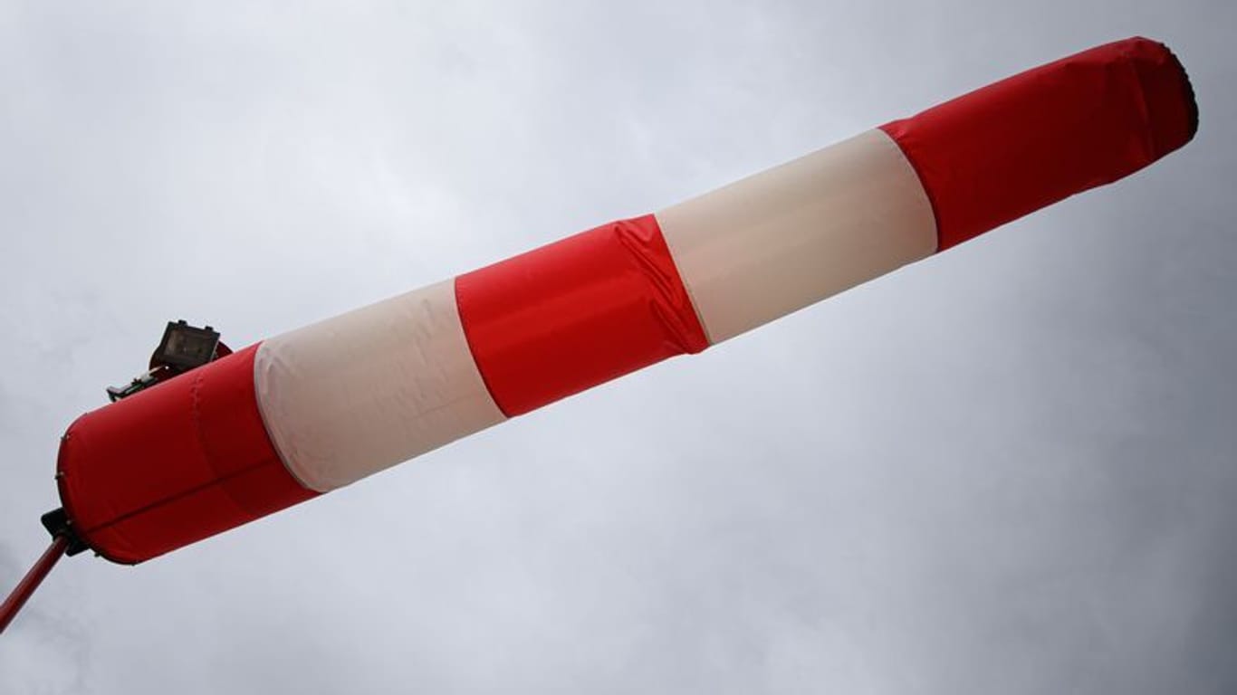 Ein Windsack zeigt an, in welche Richtung der Wind weht (Symbolbild): In Niedersachsen wird es am Mittwoch stürmisch.
