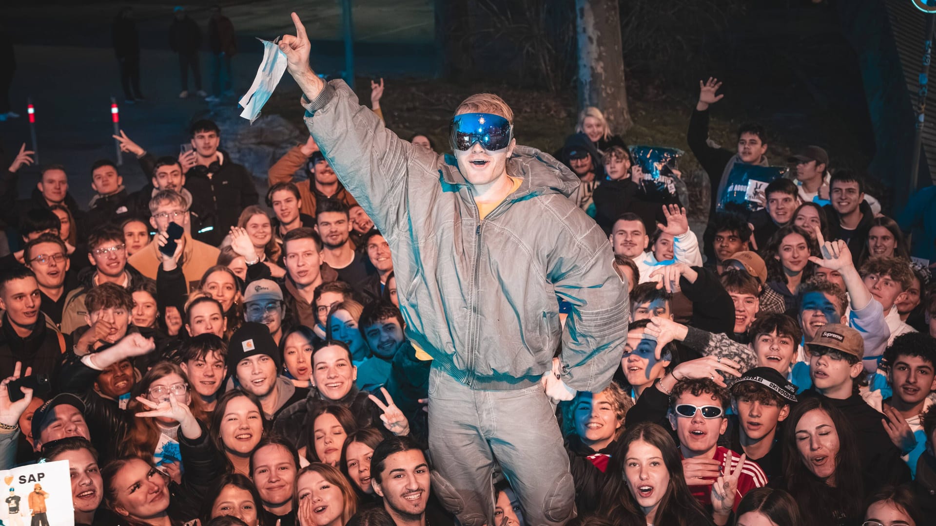 Rapper Ski Aggu beim Fantreffen auf dem Cannstatter Wasen am Montagabend.