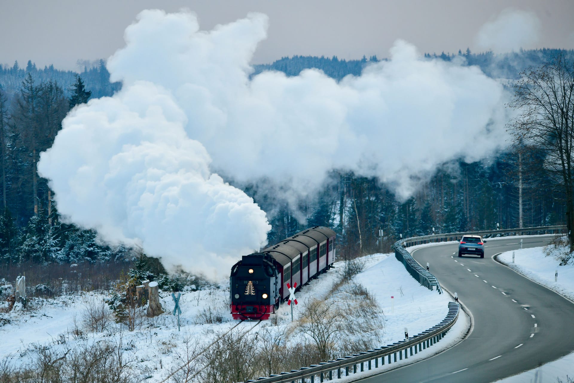 Dampflok der Harzer Schmalspurbahn unterwegs in der Kälte (Symbolfoto): Die neue Woche verspricht eine deutliche Abkühlung.