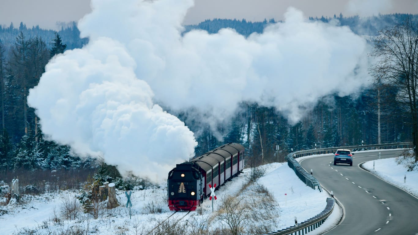 Dampflok der Harzer Schmalspurbahn unterwegs in der Kälte (Symbolfoto): Die neue Woche verspricht eine deutliche Abkühlung.