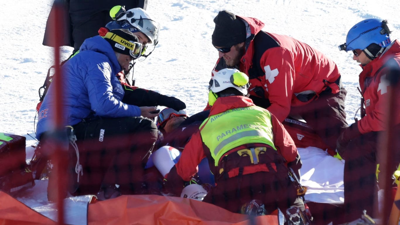 Rettungshelfer kümmern sich um Alexis Pinturault: Der Athlet ist gestürzt.