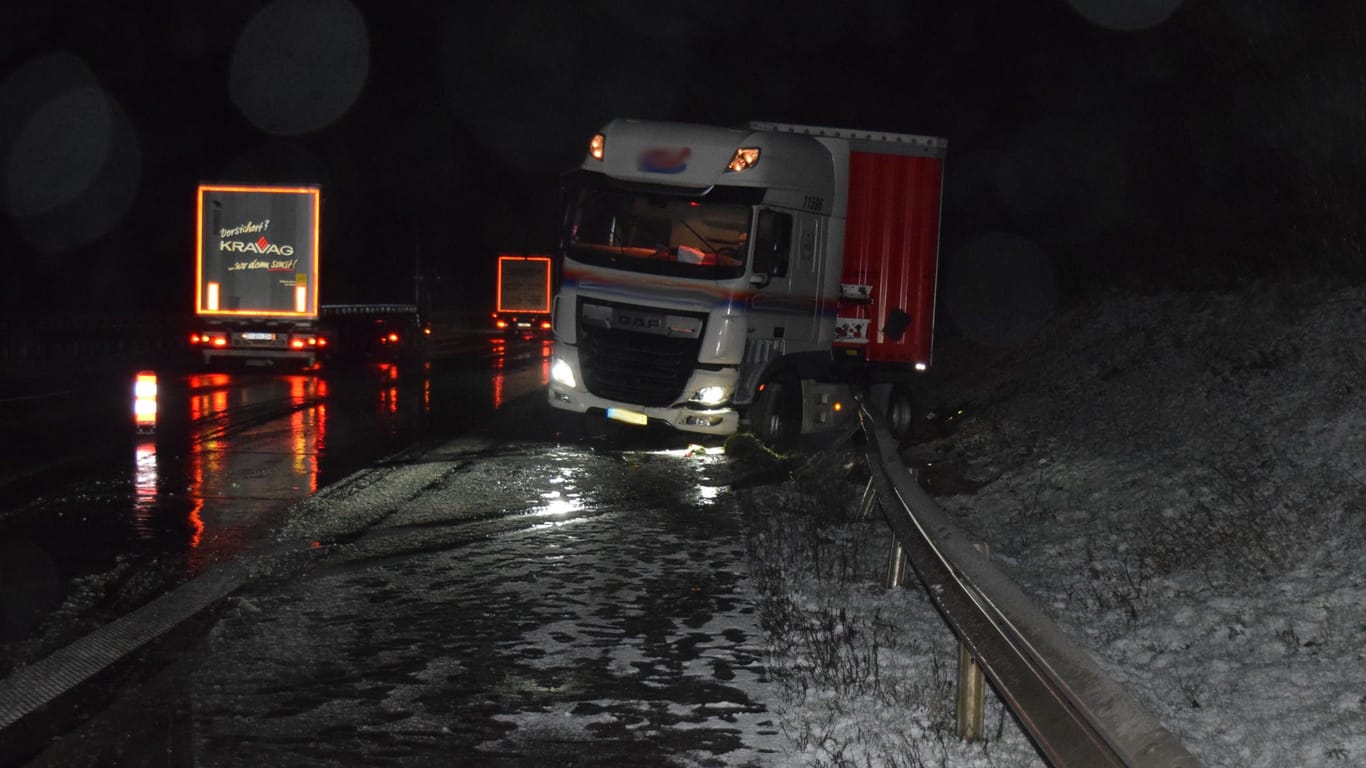Während eines Überholvorgangs verlor der 42-jährige Fahrer auf der zum Teil schneebedeckten Strecke die Kontrolle über seinen Laster.