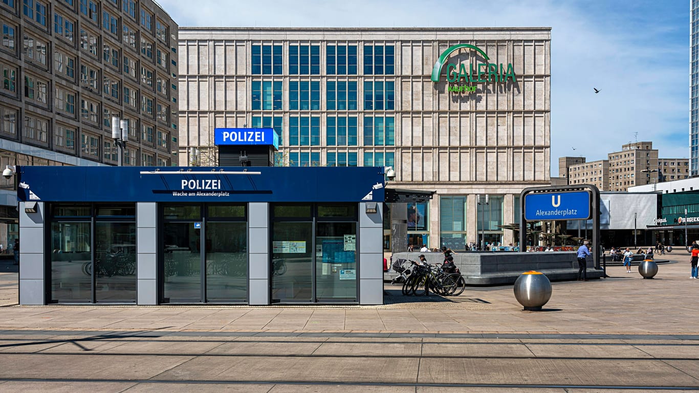 Die Polizeiwache am Brennpunkt Alexanderplatz, Berlin, Deutschland, Europa *** The police station at the hotspot Alexanderplatz, Berlin, Germany,
