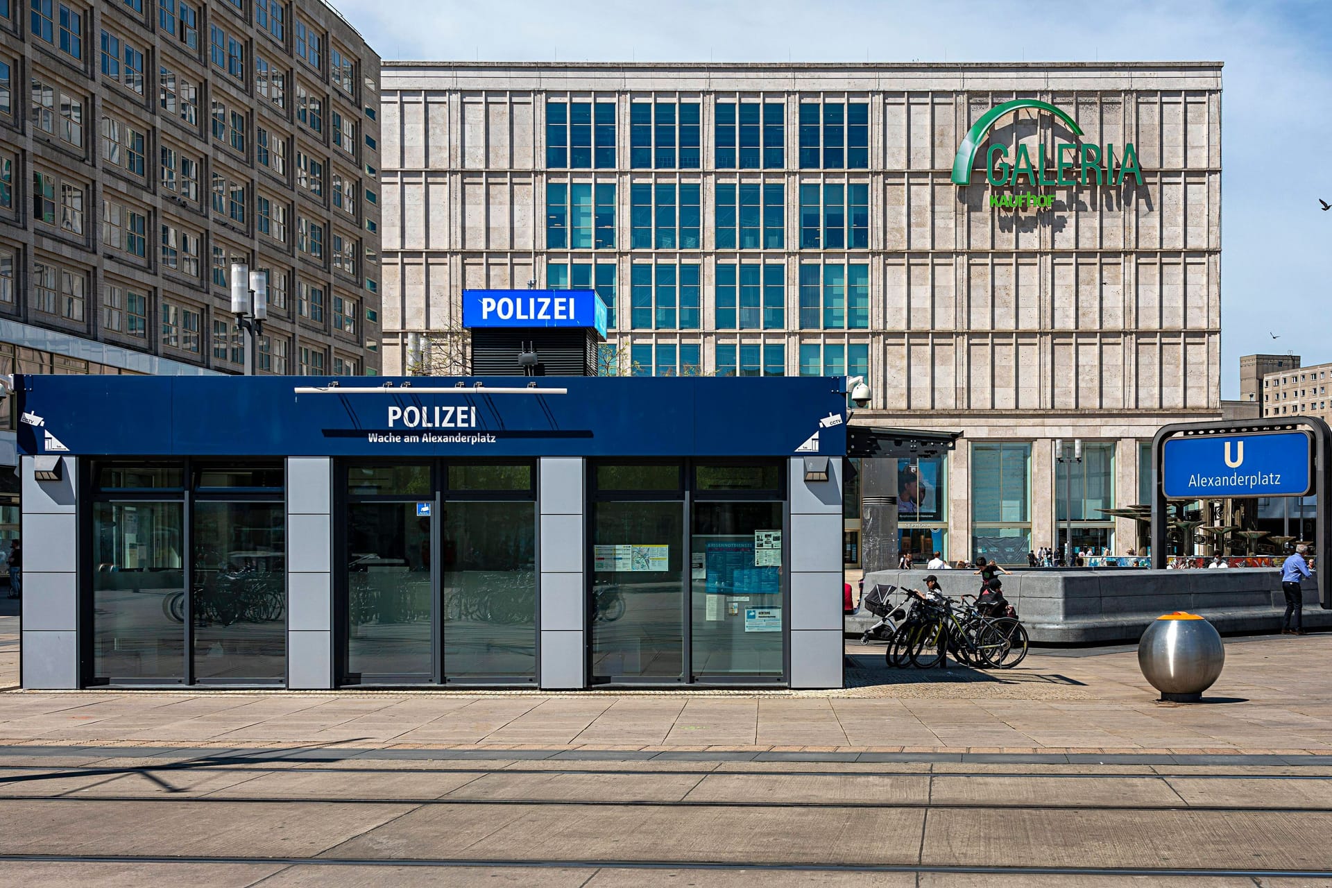 Die Polizeiwache am Brennpunkt Alexanderplatz, Berlin, Deutschland, Europa *** The police station at the hotspot Alexanderplatz, Berlin, Germany,