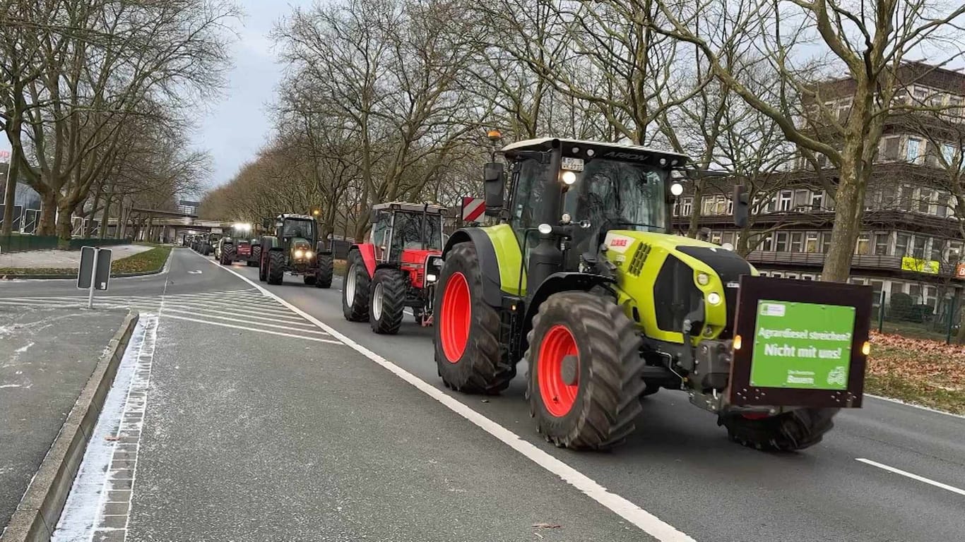 Traktoren auf der B1: Geschlossen rollen dutzende Landwirte am Montag nach Unna.