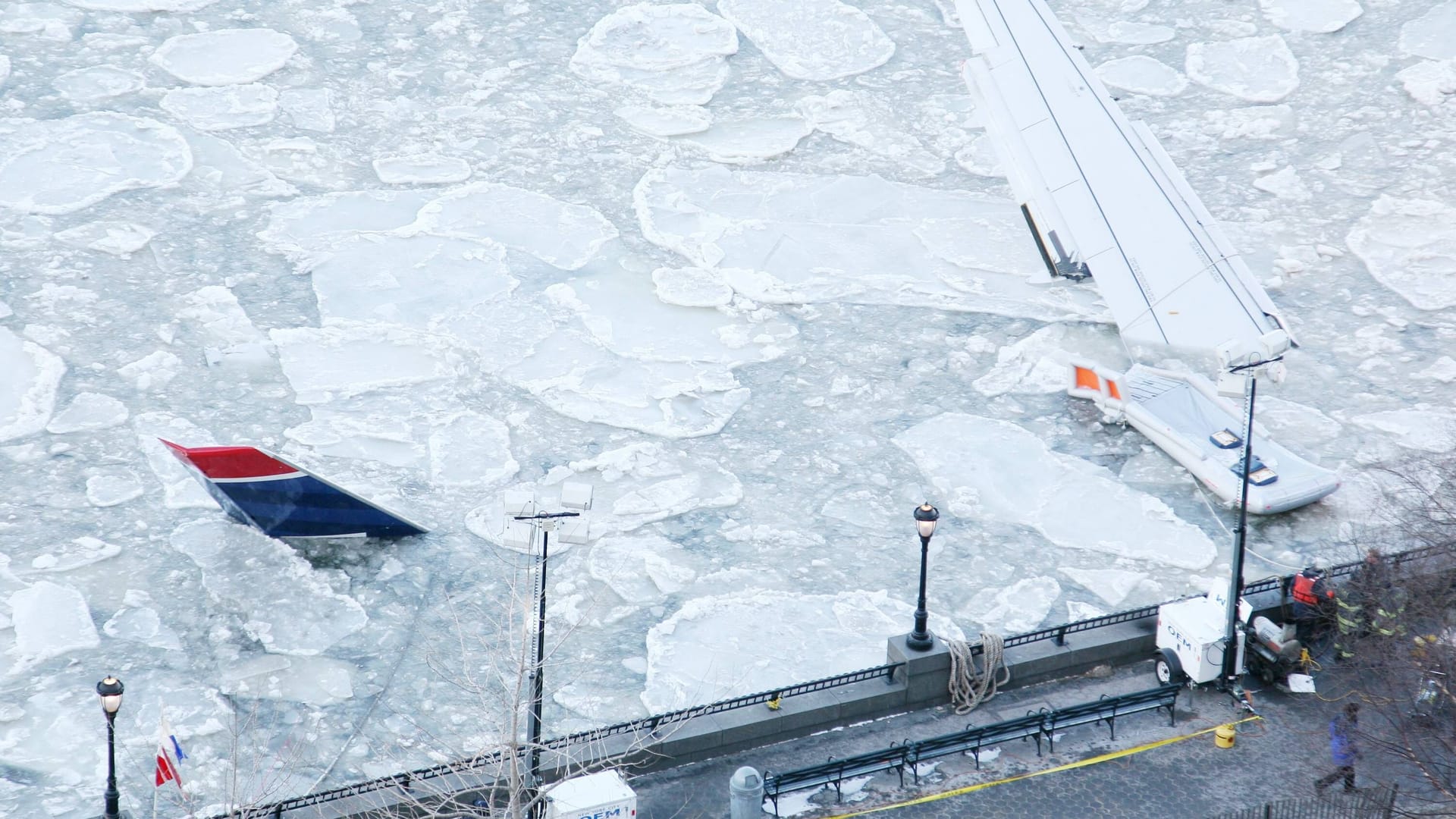 Eis umschließt den notgewasserten Airbus A320 Eis umschließt den notgewasserten Airbus A320