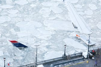 Eis umschließt den notgewasserten Airbus A320