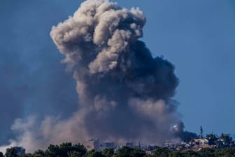 Rauch steigt nach einem israelischen Bombardement über dem Gazastreifen auf: Angesichts der katastrophalen humanitären Lage und der hohen Opferzahl geriet Israel immer mehr in die Kritik.