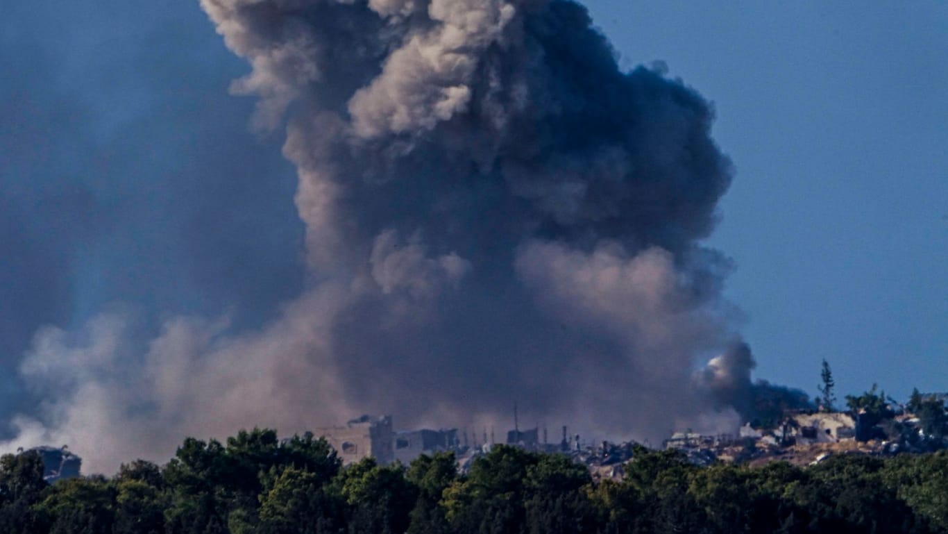 Rauch steigt nach einem israelischen Bombardement über dem Gazastreifen auf: Angesichts der katastrophalen humanitären Lage und der hohen Opferzahl geriet Israel immer mehr in die Kritik.