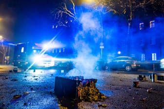 Rettungswagen an Silvester: In Berlin hat die Polizei am Abend auch zwei tote Personen in unterschiedlichen Wohnungen gefunden.