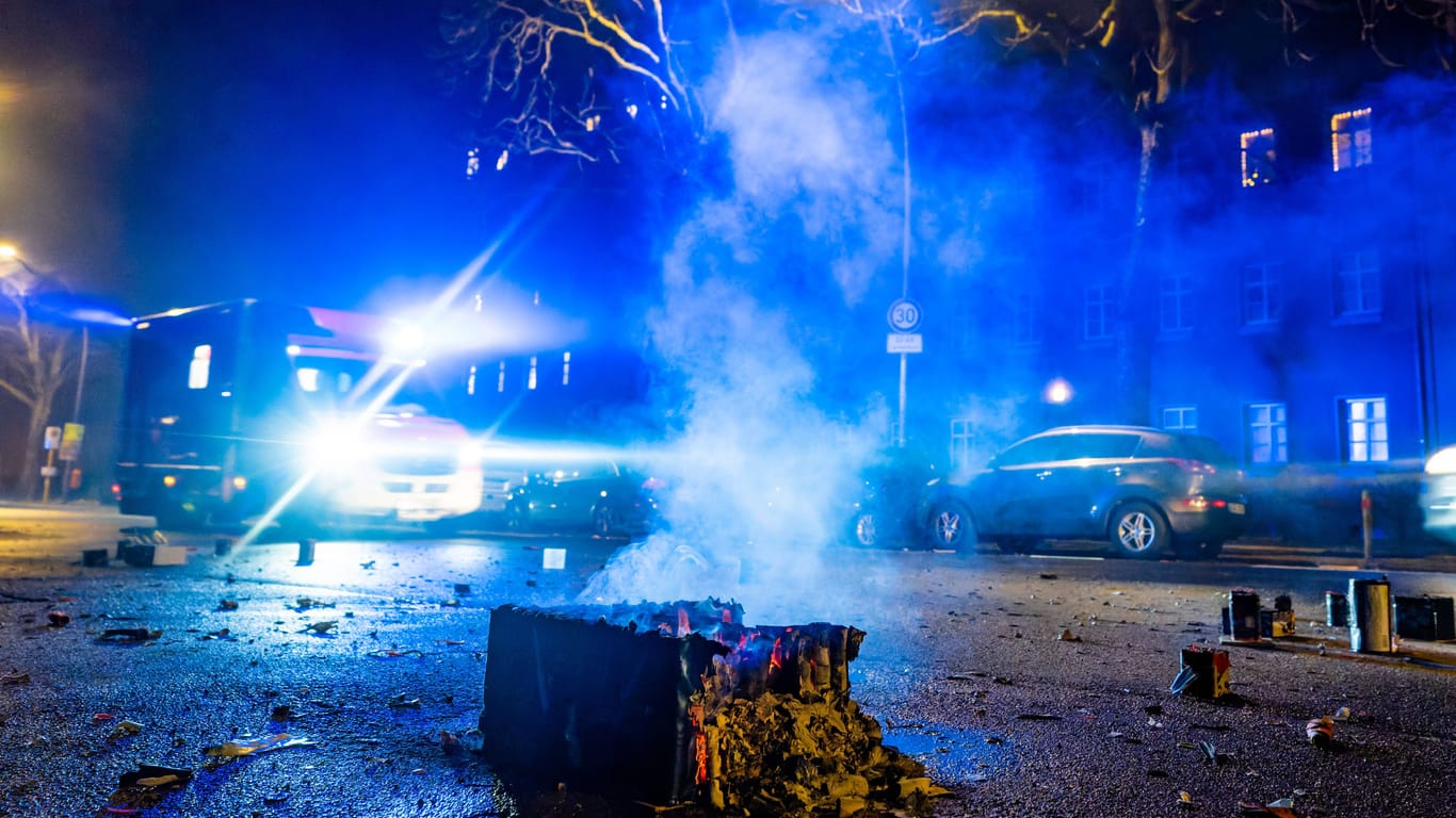 Rettungswagen an Silvester: In Berlin hat die Polizei am Abend auch zwei tote Personen in unterschiedlichen Wohnungen gefunden.