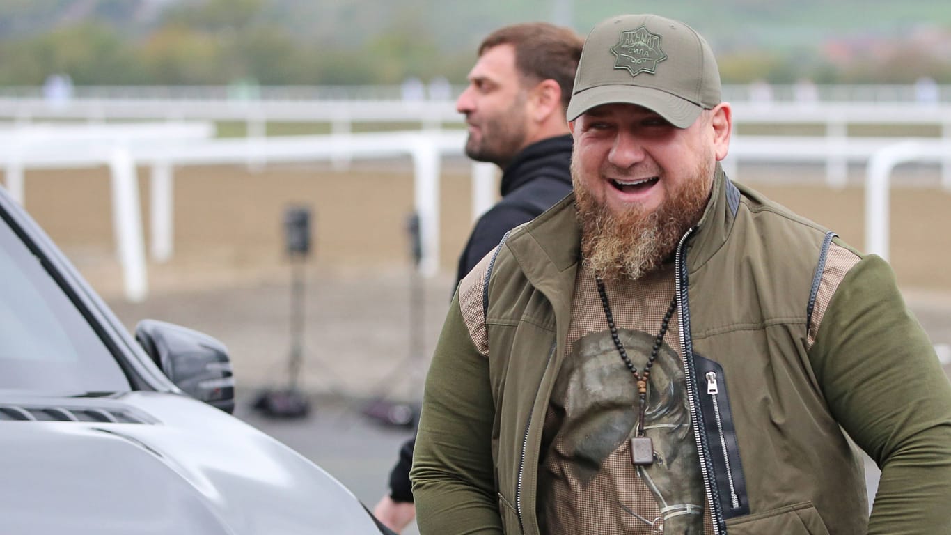 Ramzan Kadyrow, Präsident der russischen Teilrepublik, bei einem Pferderennen: Seine Tier hatten in der Vergangenheit zahlreiche Preise gewonnen.