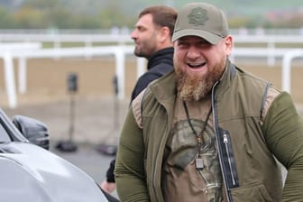 Ramzan Kadyrow, Präsident der russischen Teilrepublik, bei einem Pferderennen: Seine Tier hatten in der Vergangenheit zahlreiche Preise gewonnen.