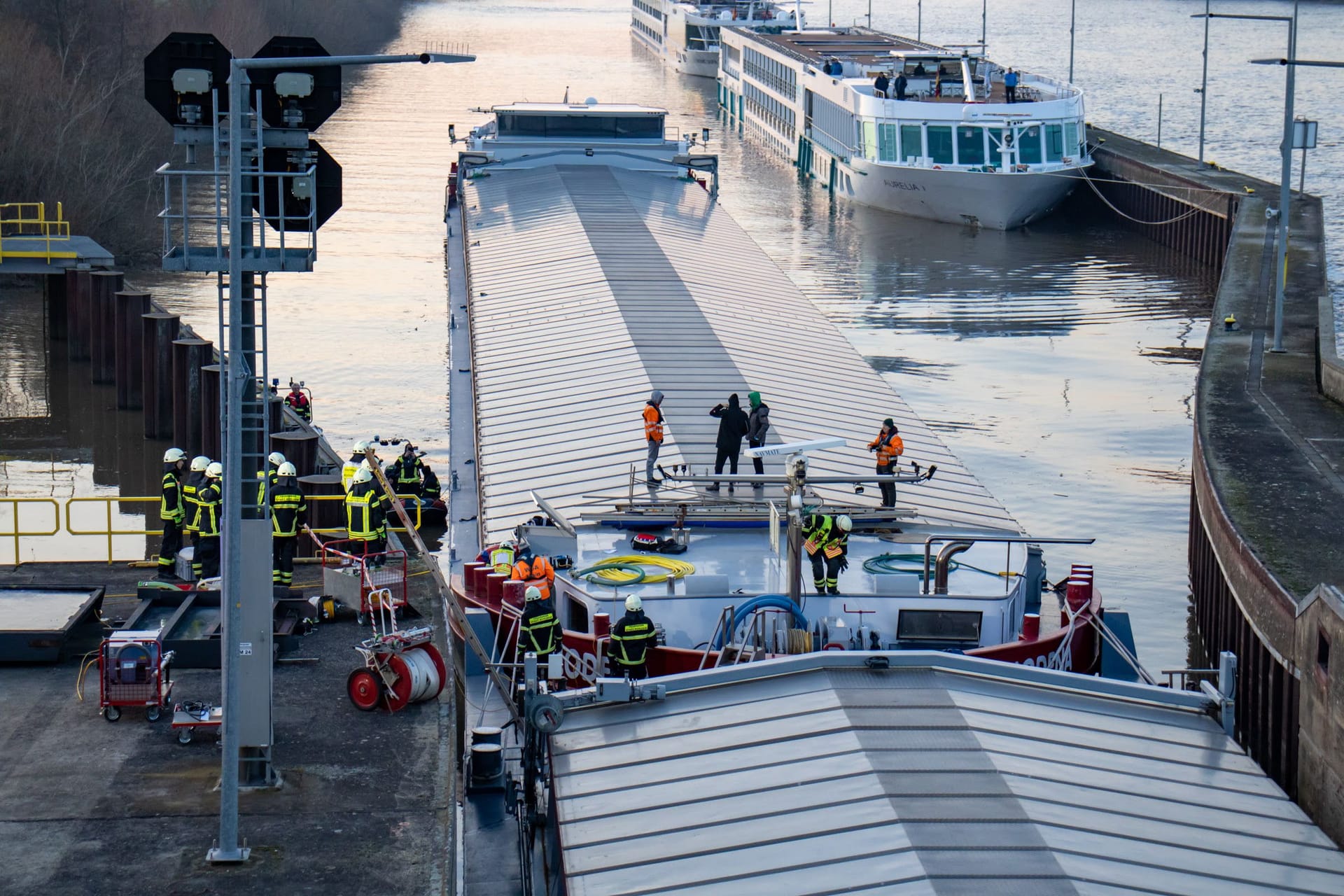 Einsatzkräfte sind derzeit vor Ort und pumpen kontinuierlich Wasser aus dem Schiff.