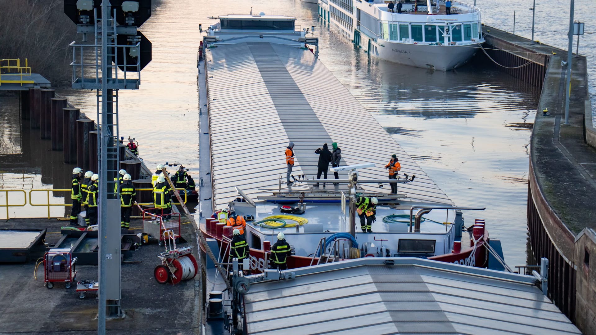 Einsatzkräfte sind derzeit vor Ort und pumpen kontinuierlich Wasser aus dem Schiff.