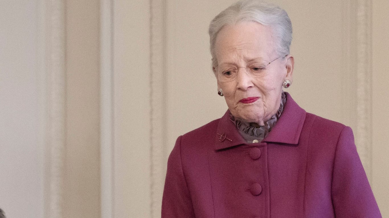 Die Abdankung einer Königin: Margrethe ist sichtlich gerührt, als sie an ihren Sohn Frederik übergibt.