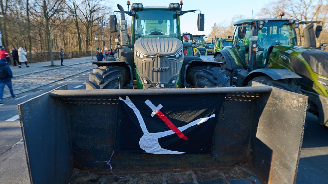 Die Fahne der Landvolkbewegung bei den Bauernprotesten: Die historische Bewegung war schon immer antisemitisch und völkisch.