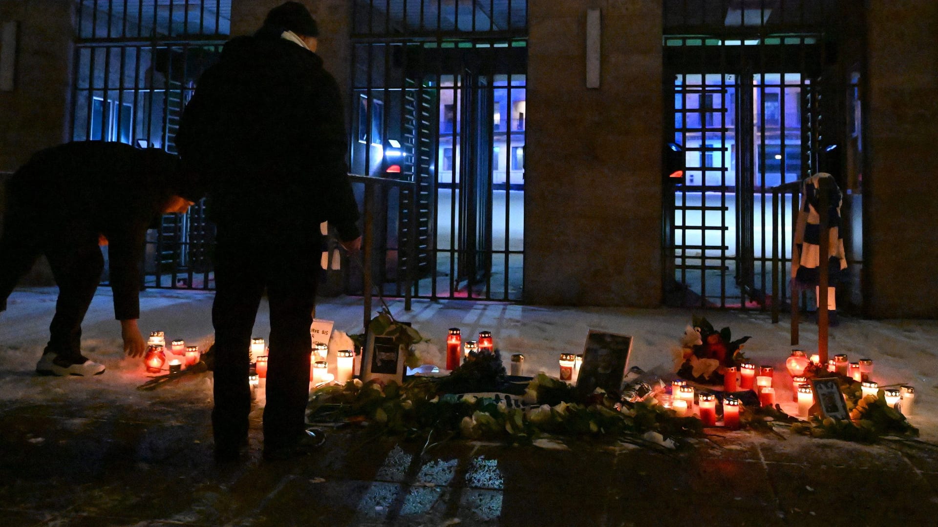 Fans legen am Dienstagabend Blumen und Kerzen vor dem Olympiastadion nieder: Hier stand Kay Bernstein früher selbst als Vorsänger in der Kurve.