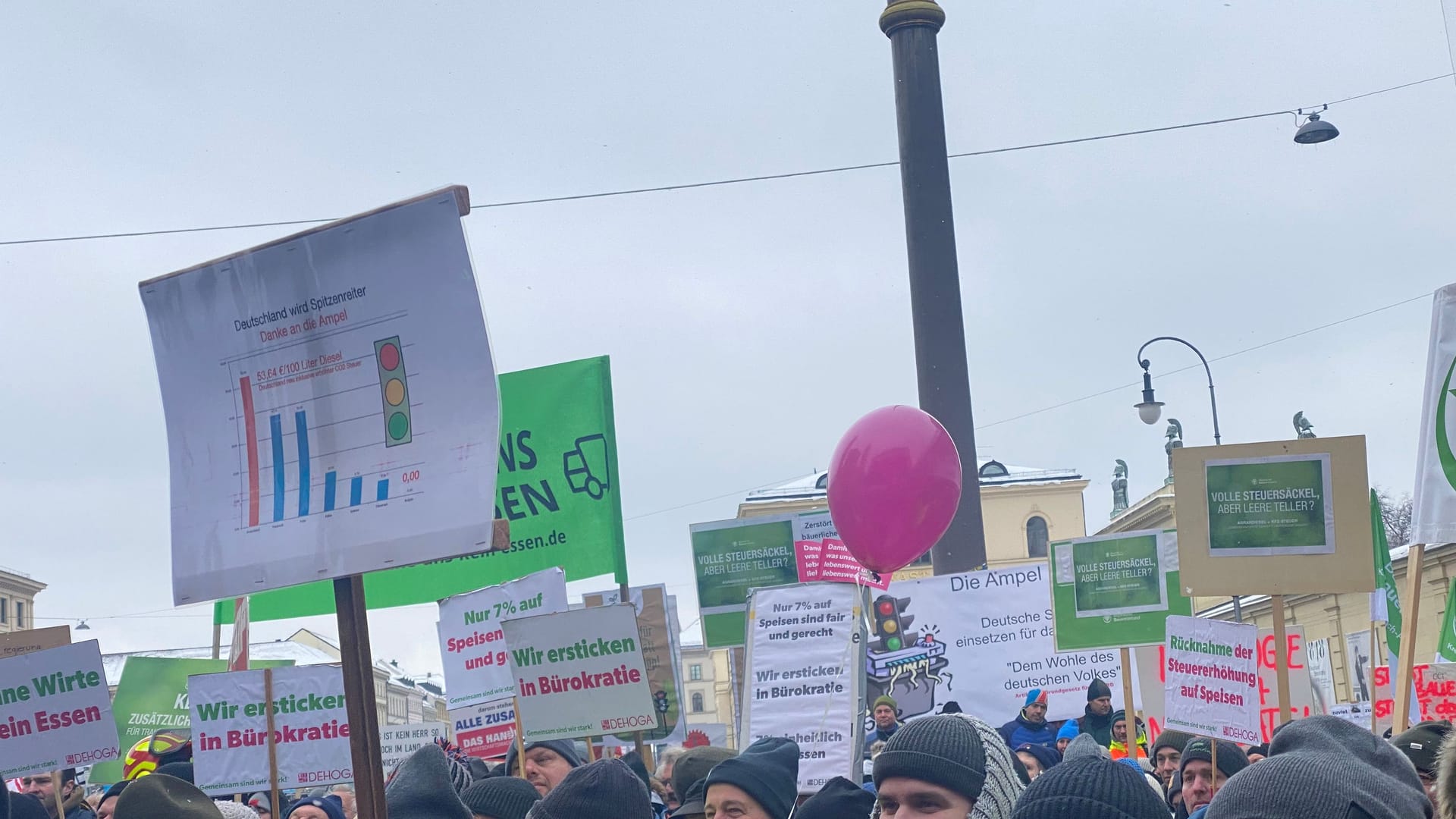 Demonstrationsteilnehmer halten bei der Bauern-Demo am Montag auf dem Odeonsplatz Schilder mit verschiedenen Forderungen empor.