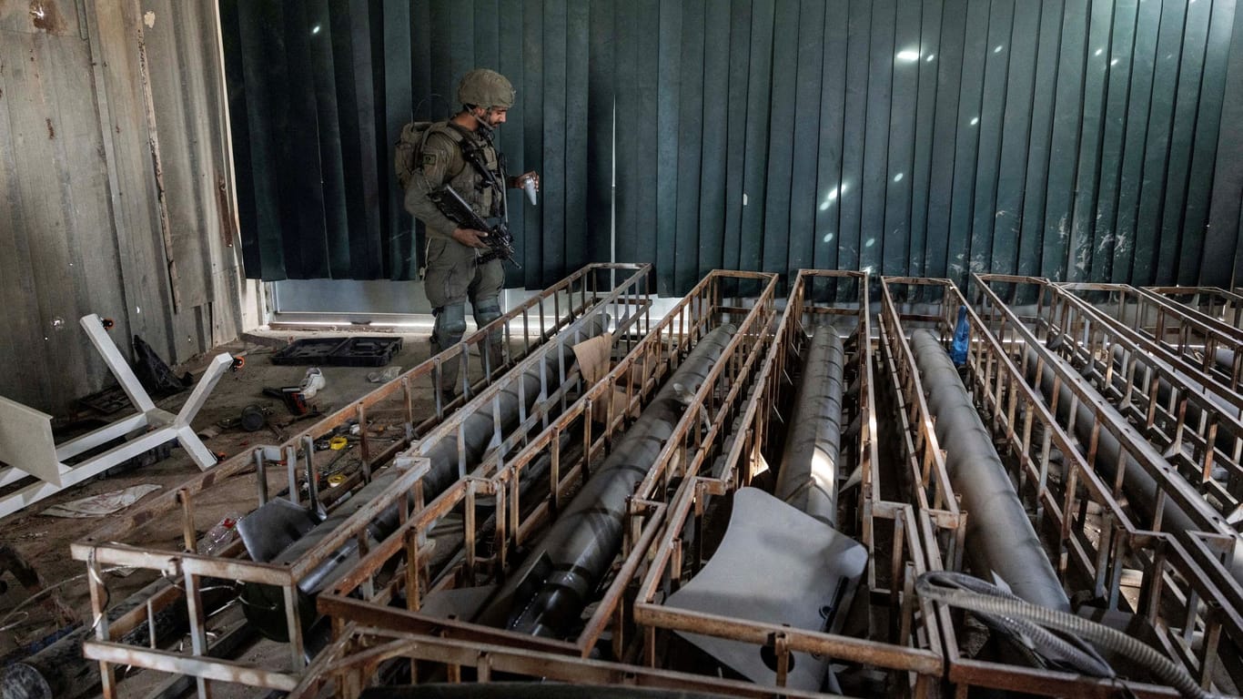 Ein israelischer Soldat in der Waffenfabrik:
