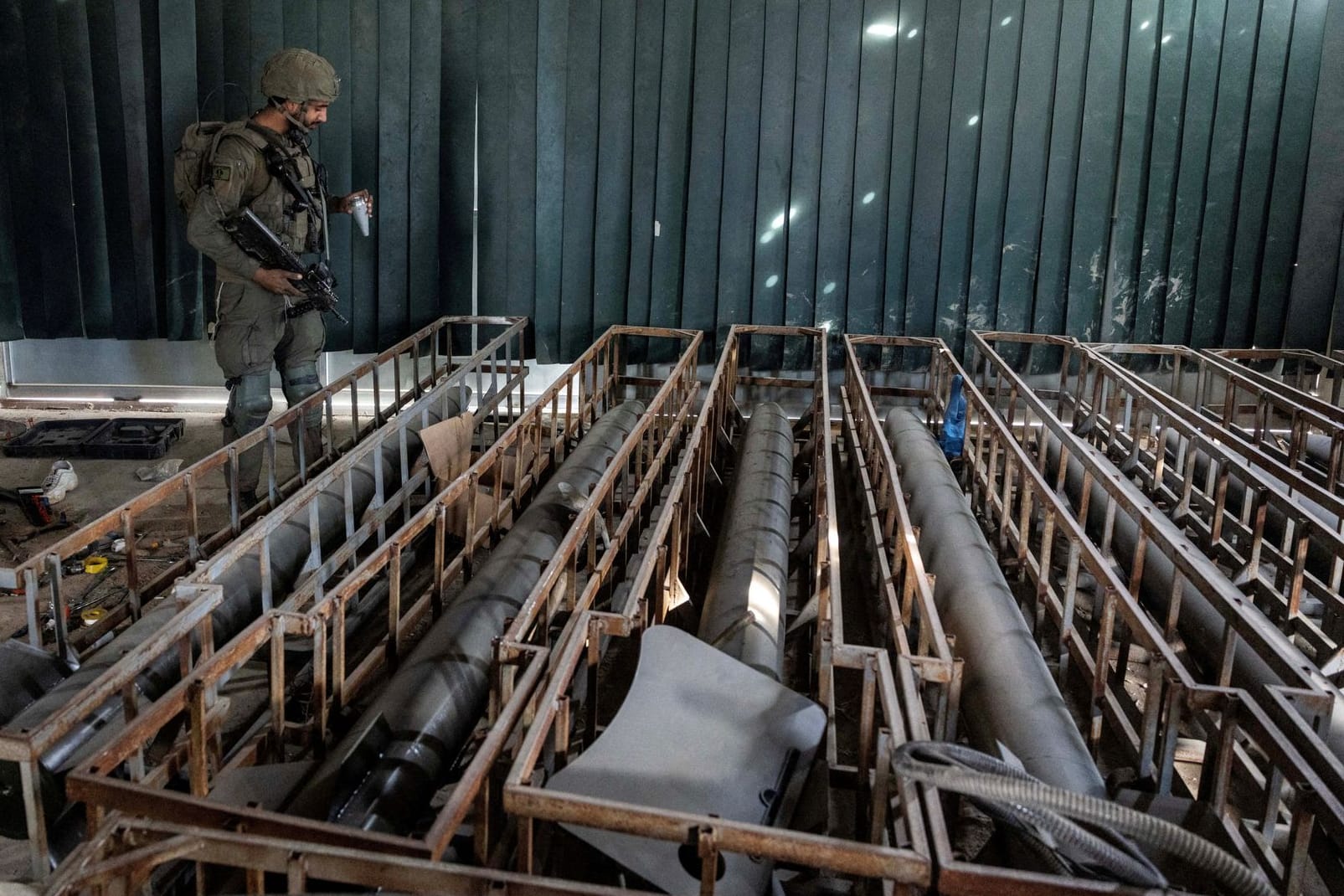 Ein israelischer Soldat in der Waffenfabrik:
