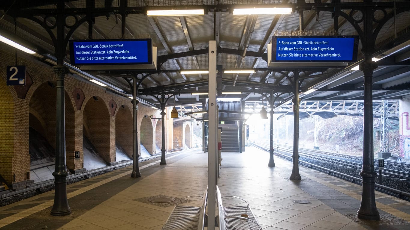 Berlin: Der leere Berliner S-Bahnhof Schönhauser Allee. Die Gewerkschaft der Lokführer GDL hat erneut zu einem Streik ausgerufen.