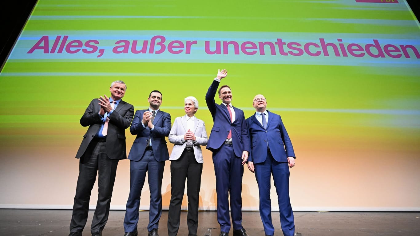 Stuttgart: Die großen Worte, die über allem stehen leuchten auf der Bühne der FDP.