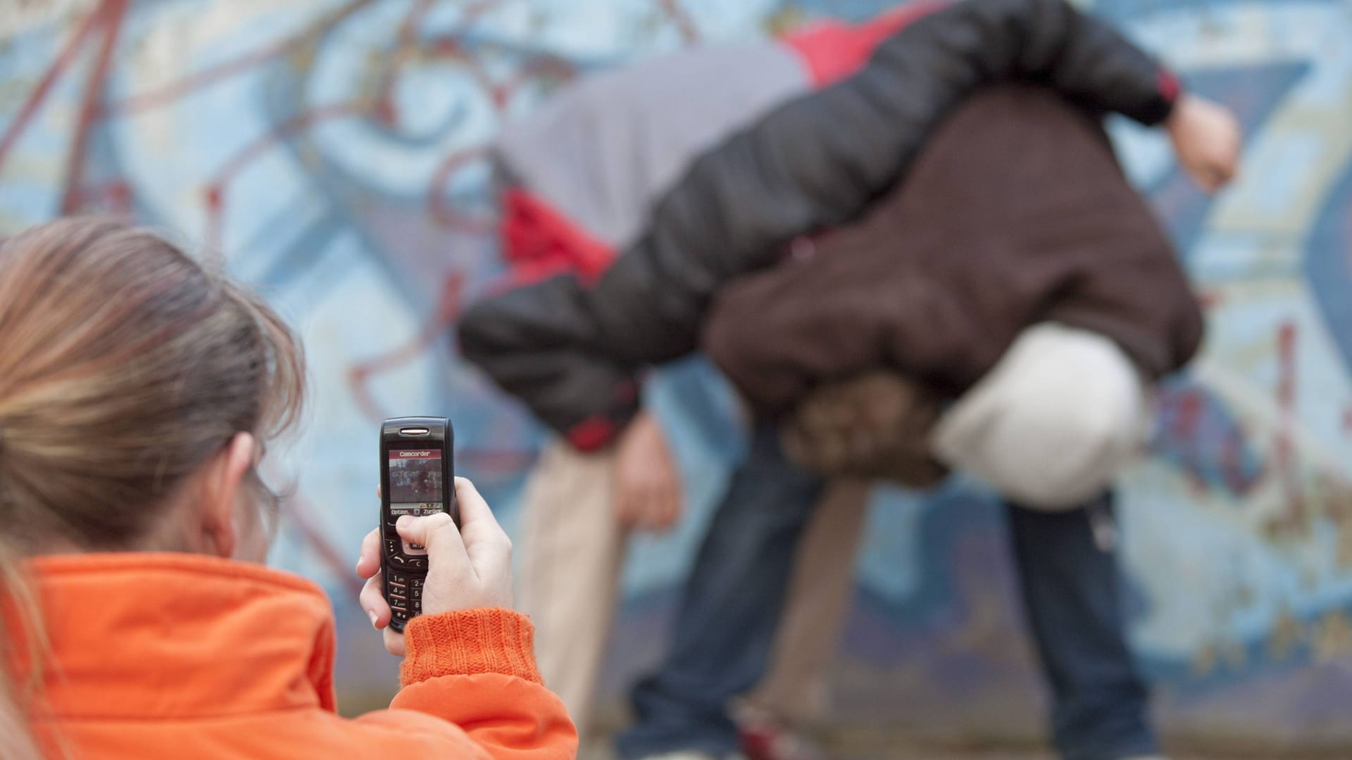 Eine Person wird verprügelt und dabei gefilmt (Archivbild): Sechs Kinder wurden nach einer Attacke von der Polizei ausfindig gemacht. Eine Person wird verprügelt und dabei gefilmt (Archivbild): Sechs Kinder wurden nach einer Attacke von der Polizei ausfindig gemacht.