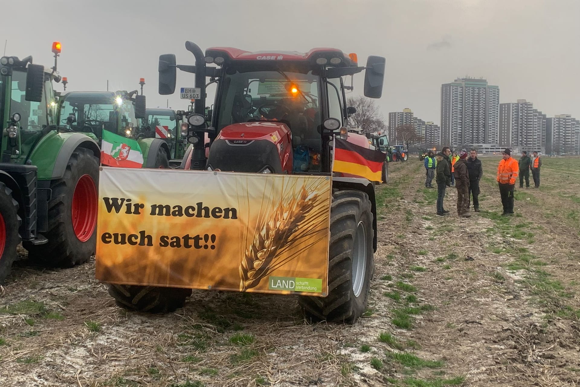 Landwirte versammeln sich in der Nähe des Eifeltors: Von 7 bis 18 Uhr soll die Autobahnauffahrt gesperrt werden.