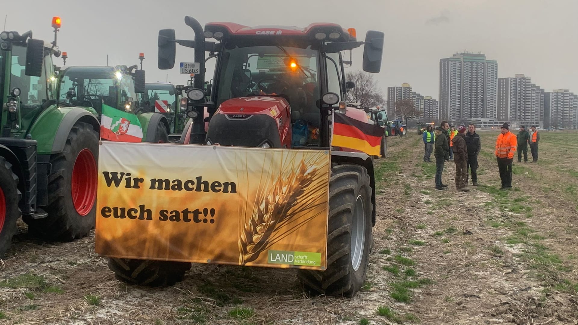 Landwirte versammeln sich in der Nähe des Eifeltors: Von 7 bis 18 Uhr soll die Autobahnauffahrt gesperrt werden.