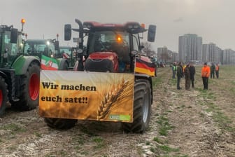 Landwirte versammeln sich in der Nähe des Eifeltors: Von 7 bis 18 Uhr soll die Autobahnauffahrt gesperrt werden.