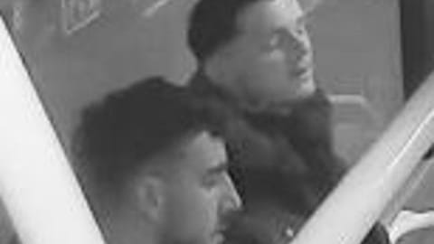 Die Polizei sucht nach diesen beiden Männern.
