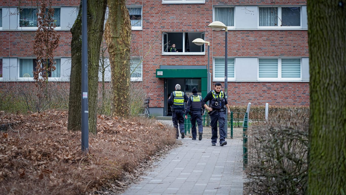 In einer Wohnung in Hamburg-Bergedorf wurden am Mittwoch zwei Leichen gefunden.